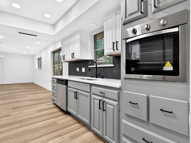 Building Photo - 1109 Wood Creek Cir