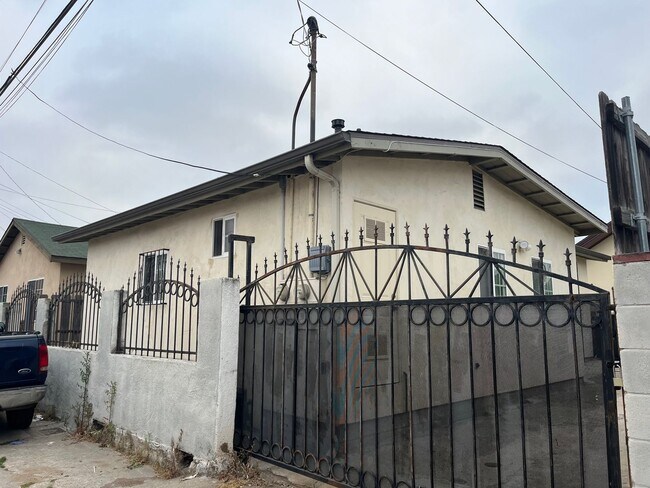 Building Photo - Charming 2 bed+1 bath + bonus office avail...