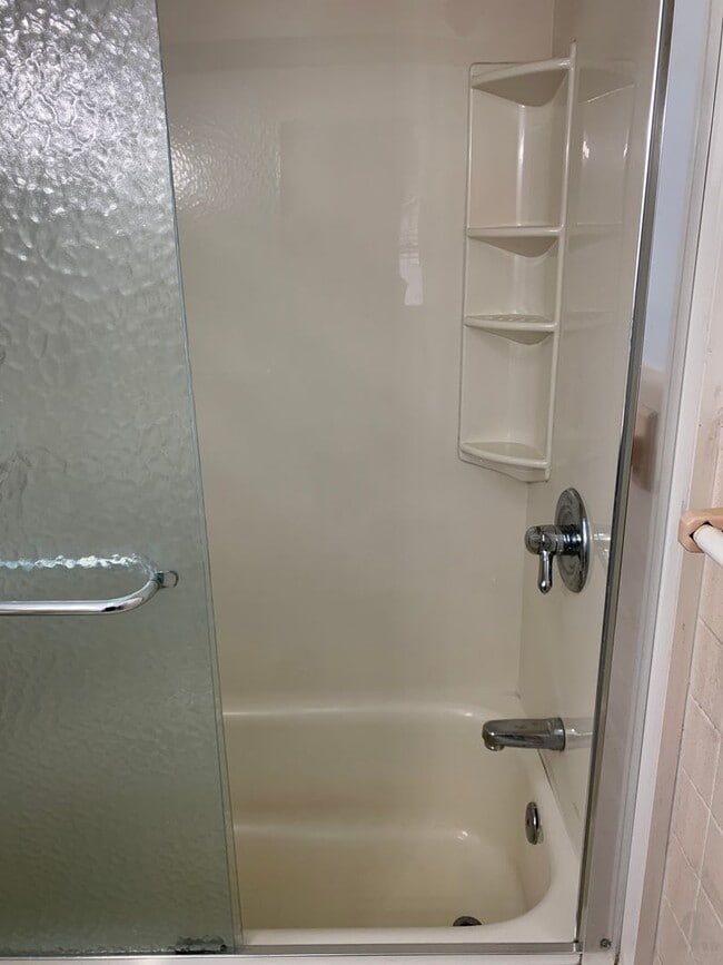 Building Photo - 3 Bedroom Single-Family Home