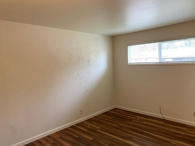 Building Photo - Bright & Spacious 3-Bedroom Home in Desirable River Road Area