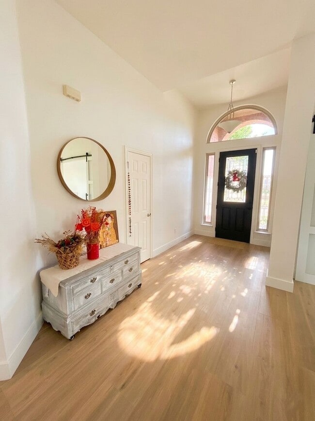 Building Photo - Beautiful single-story home for lease