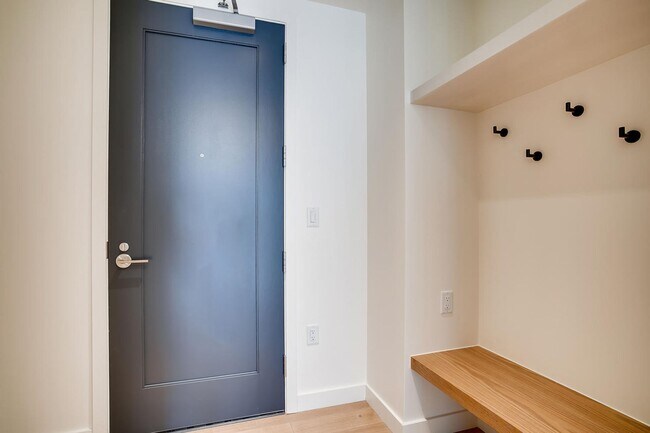 Building Photo - Northwest Facing 1 bedroom, 1 bathroom Con...