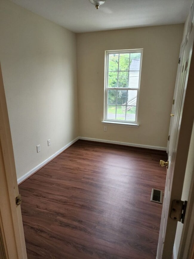 Building Photo - Spacious 2 Story home in Town - Apply Now ...