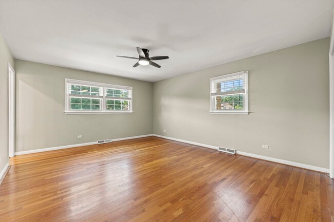 Building Photo - 1105 E Alder Ln