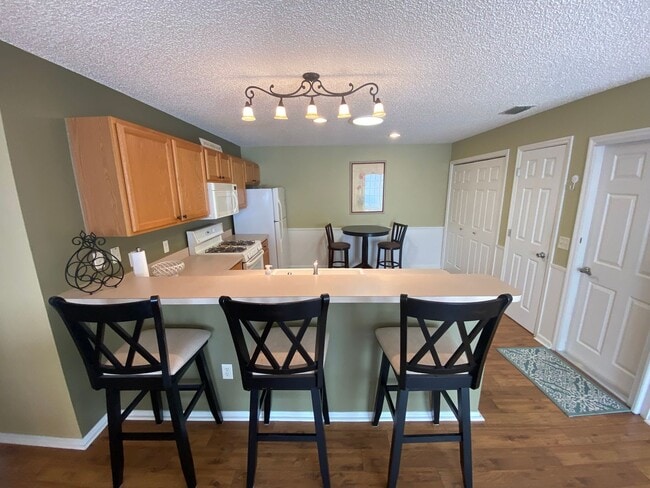 Building Photo - Beautiful 2 + 2 Villa, Turnkey ANNUAL Leas...