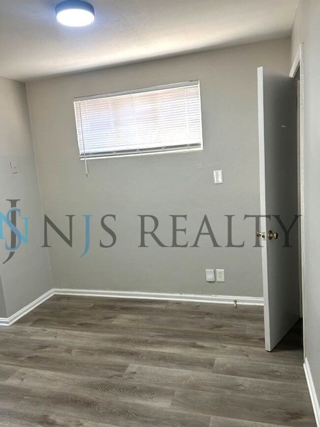 Building Photo - JUST REDUCED!!!!  BEAUTIFULLY UPDATED 3/1 889sq ft home. with upgraded kitchen & bath & covered p...