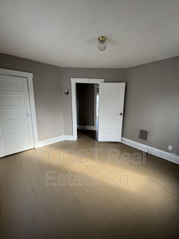 Building Photo - 1027 W Pleasant St