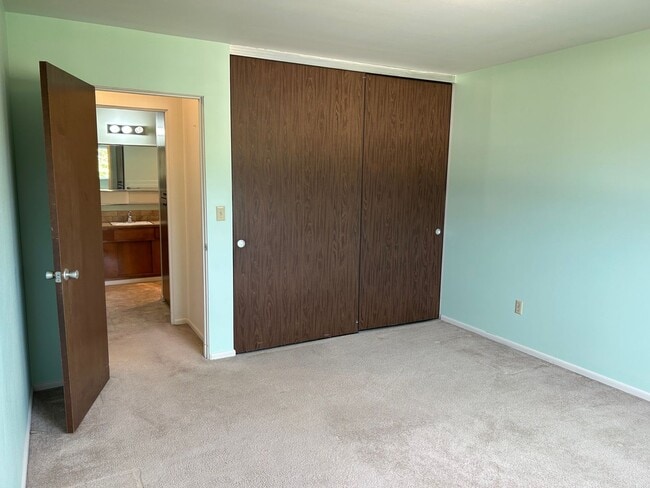 Building Photo - 2 Bed, 1 Bath Apartment at Lynnwood - Beautiful Views!!