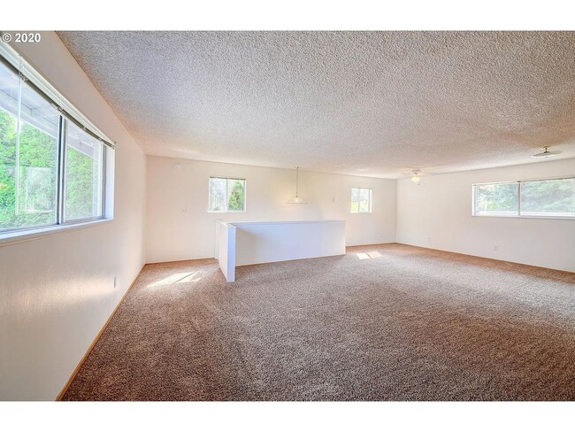 Building Photo - Great 4 Bedroom Eugene Home!