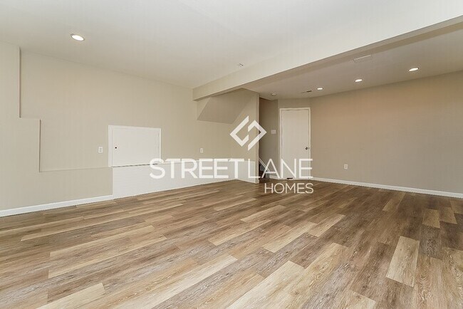 Building Photo - REDUCED!