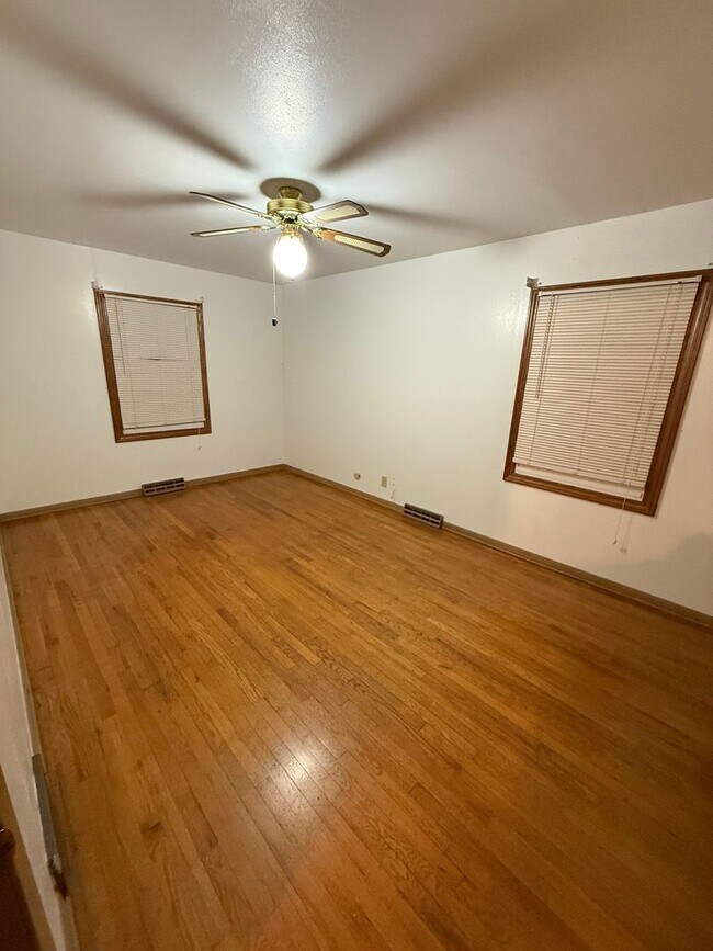 Building Photo - FOR RENT! Spacious 3-Bedroom Home with Garage & Large Yard – Davenport, IA