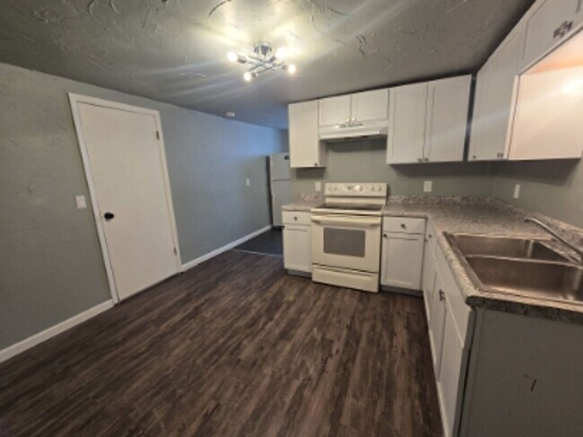 Building Photo - 524 3rd St