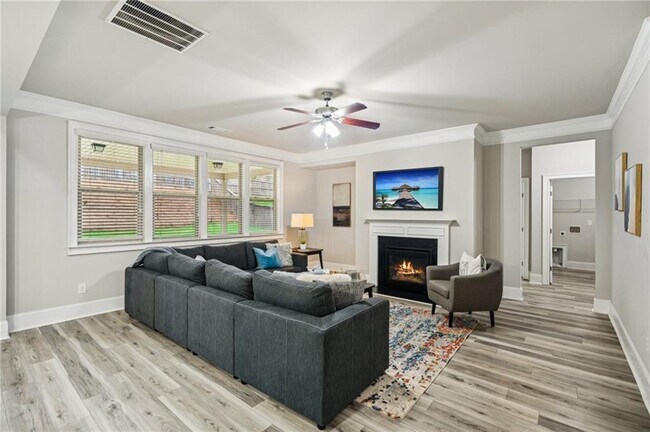 Building Photo - 5180 Mirror Lake Dr