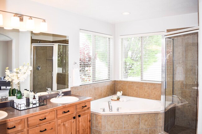 Building Photo - Idyllic Provo home w LOTS of garage space!