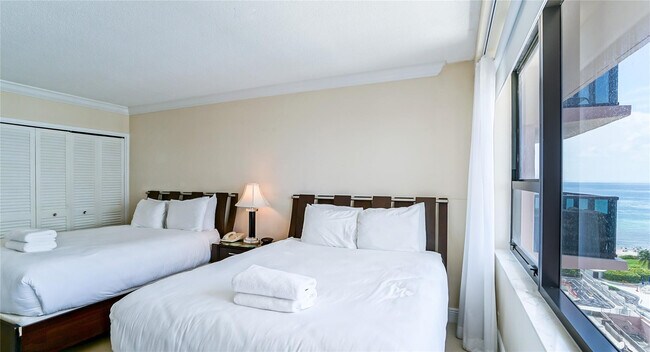 Building Photo - 5225 Collins Ave