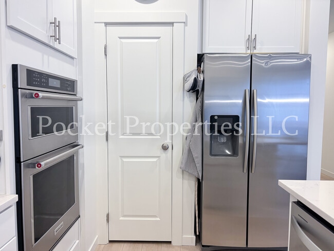 Building Photo - 577 W Norwich St