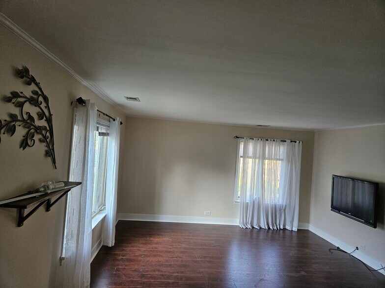 Building Photo - 1571 Cove Dr