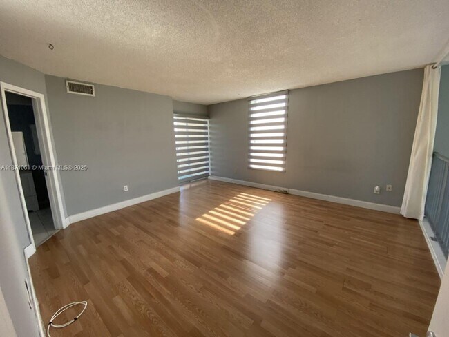 Building Photo - 8897 Fontainebleau Blvd