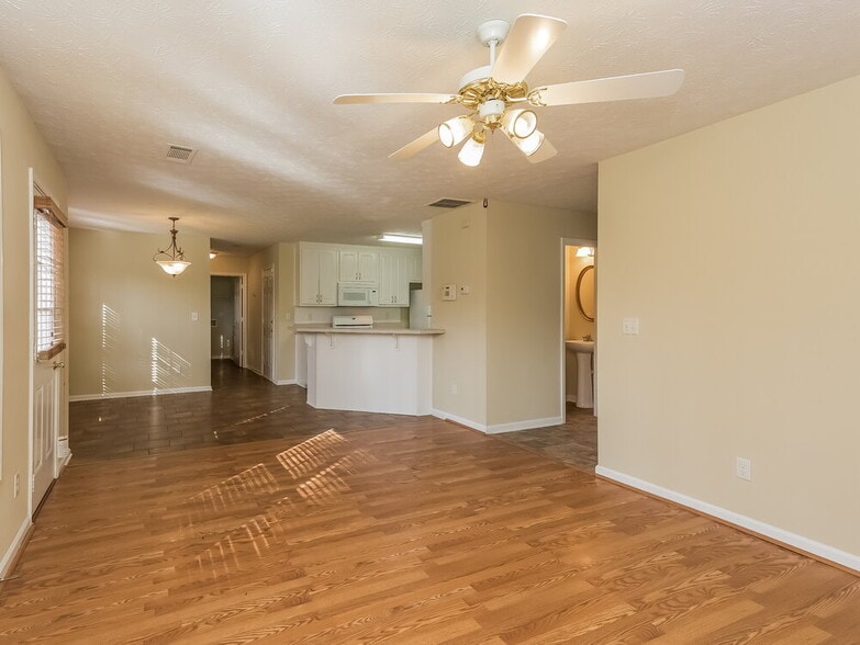 Building Photo - 865 Simon Ive Dr