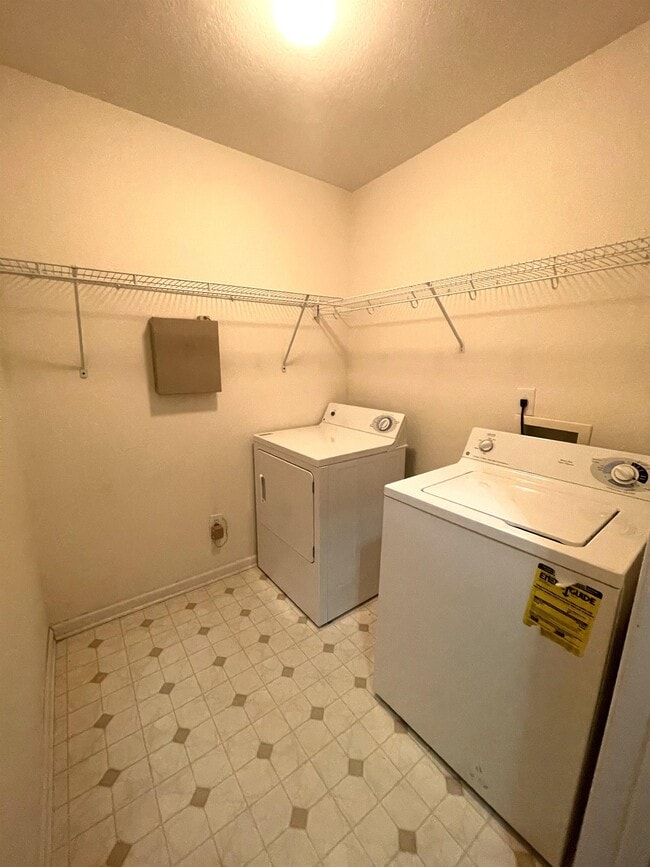 Building Photo - 729 Royal Oaks Dr