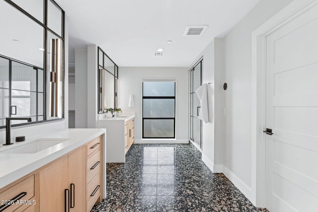 Building Photo - 3842 E San Miguel Ave