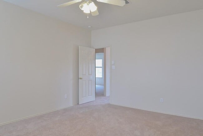 Building Photo - 520 Fort Thomas Pl