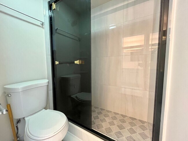 Building Photo - Royal Capitol Plaza: 2 Bed, 2 Bath with 2 ...