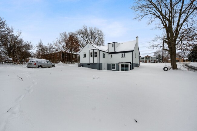 Building Photo - White Oak- Charming 4 bedroom 2 bath cape cod