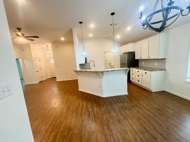 Building Photo - 713 Maple Ln