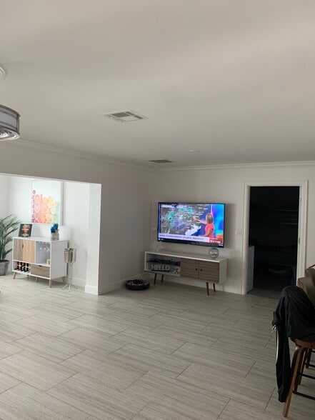 Building Photo - 5330 Bayshore Ave