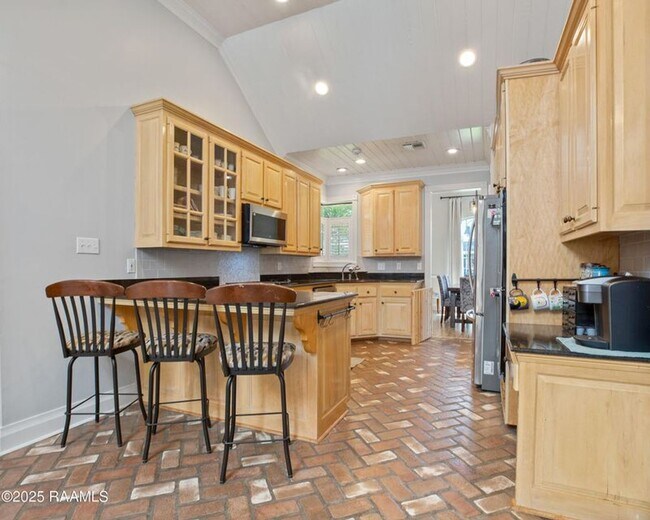 Building Photo - Beautifully updated 4-bedroom, 3-bath prop...