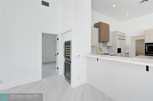 Building Photo - 2550 Jardin Terrace