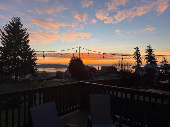 Building Photo - 3 Bed 2.5 Bath - View - Culdesac - Dog per Approval - NAS Whidbey