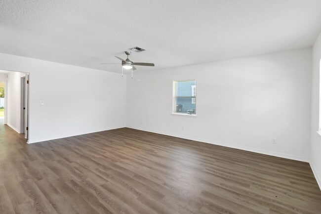 Building Photo - MOVE IN SPECIAL- Beautiful Newly Renovated 2/1 Duplex in St. Cloud - No HOA