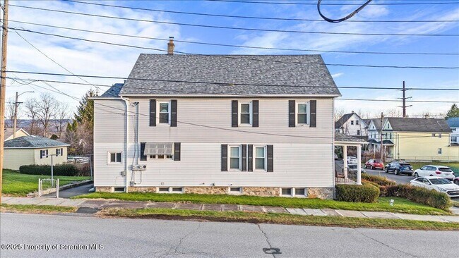 Building Photo - 1446 Thackery St