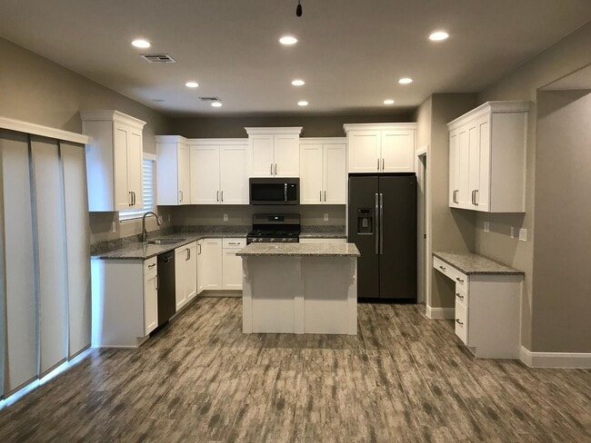 Building Photo - Beautiful 1,735 sq. ft. townhome featuring 3 bedrooms and 2.5 bathrooms!