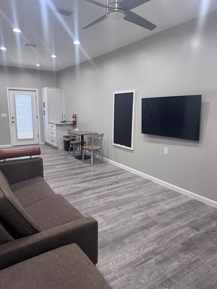 Building Photo - 6615 Tippin Ave