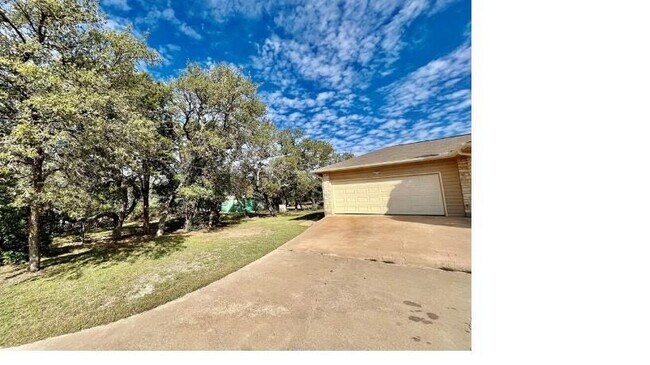 Building Photo - 1045 Hidden Hills Dr