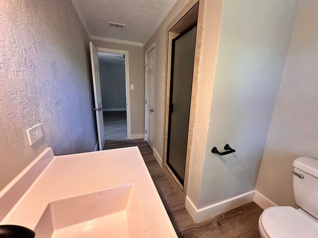 Building Photo - Charming 3 Bed 2 Bath Home with Bonus Den and Detached Garage