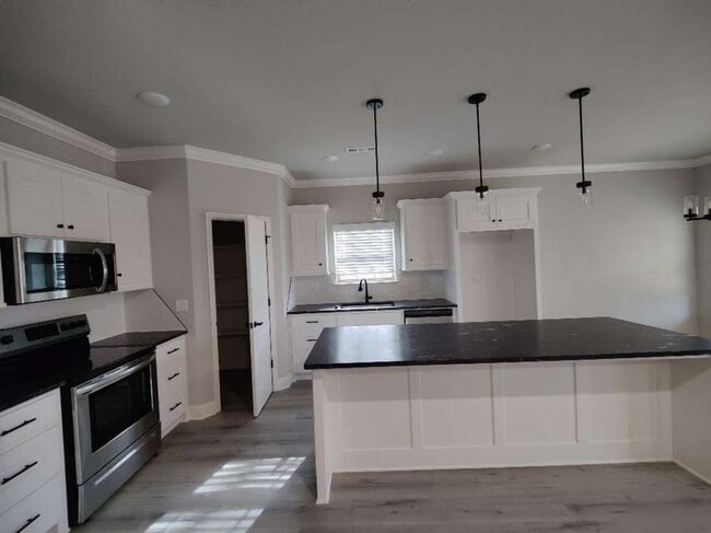 Building Photo - 19 Ventnor Cir