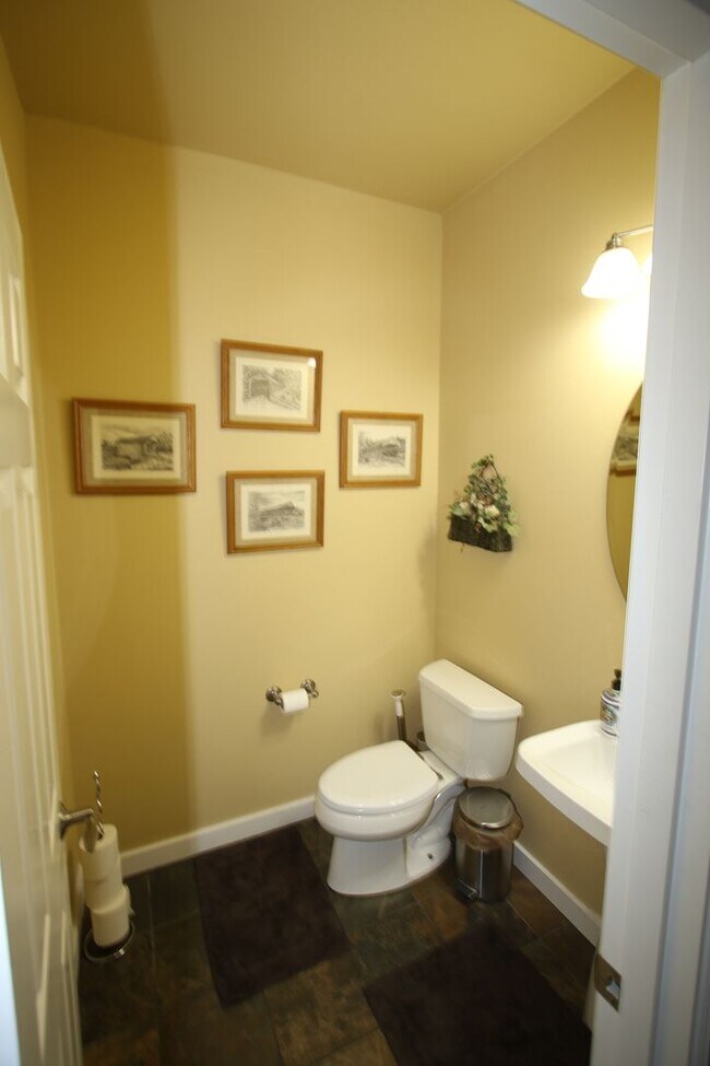 Building Photo - Lovely 4-Bedroom, 2.5-Bathroom Fully Furni...