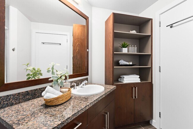 Building Photo - Bright Corner 1Bed/1Bath Condo in the Heart of Downtown Seattle!