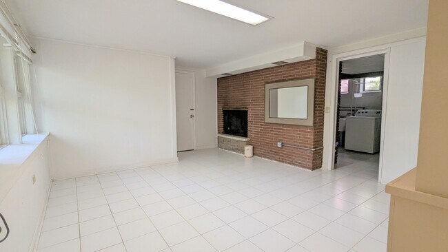 Building Photo - 2030 Crestwood Ln