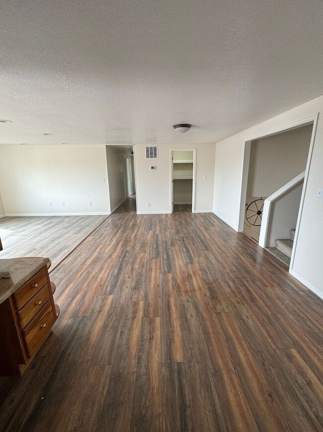 Building Photo - 4 Bedroom 2 Bath - Quiet country Property