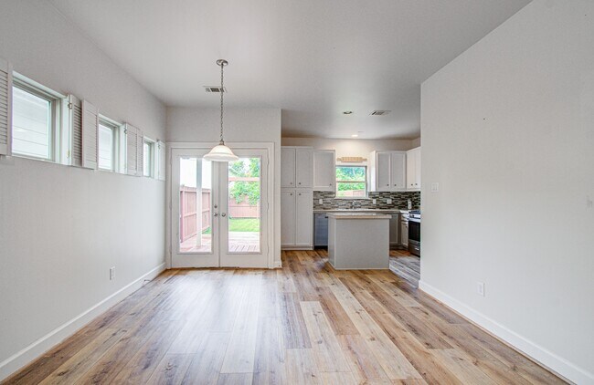 Building Photo - 624 E 39th St