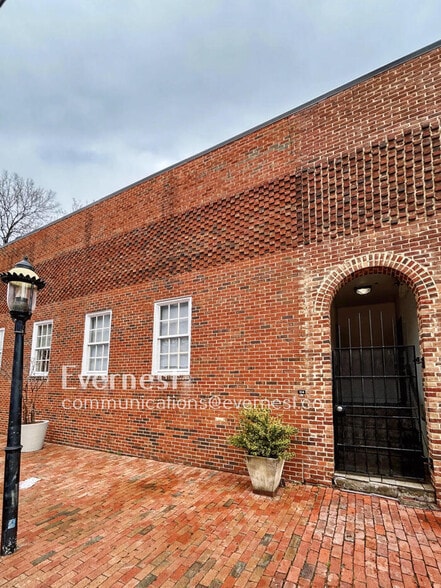 Building Photo - 2418 E Franklin St