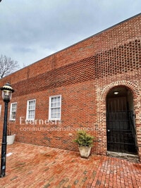 Building Photo - 2418 E Franklin St