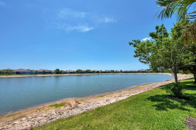 Building Photo - 14940 Edgewater Cir