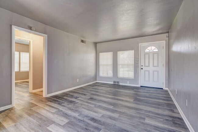 Building Photo - Stunning 3-Bedroom Property / With Shelter