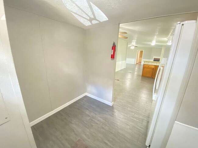 Building Photo - 1770 Holliday Dr